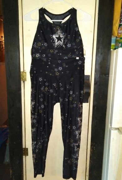 SOLD!!!Victoria Sport-Leggings and Sports Bra - Picture 2 of 4